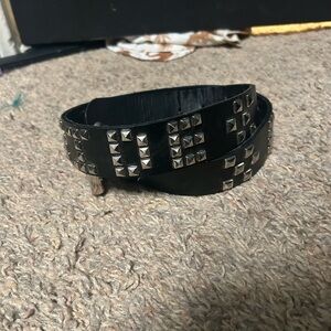 Studed phrase belt